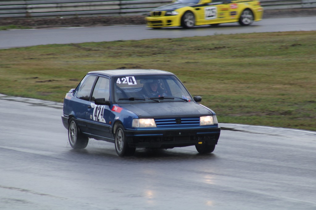 Lise Steffensen var den eneste kører i Division 4 denne weekend. Desværre holdt Peugeot 309 raceren ikke hele weekenden, og hun måtte kigge på fra tilskuerrækkerne.
(Foto: JJ Media)